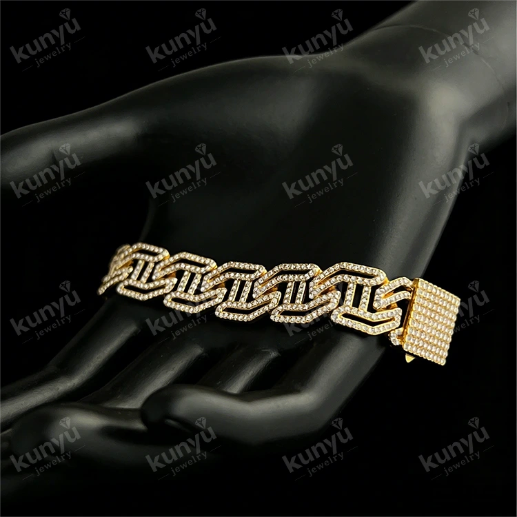 Bratara hip hop placata cu aur